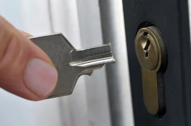 Key Snapped in the Lock? How to Safely Extract the Broken Fragment (DIY and Warnings)